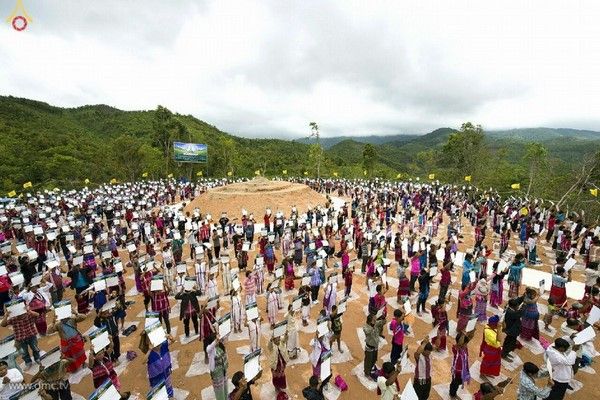 Chùm ảnh: Tăng sĩ trẻ Thái Lan khất thực kết duyên xây chùa