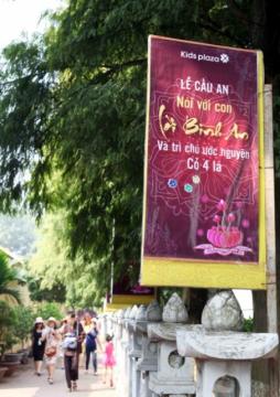 Khi đến chùa người cha thấy tương lai 