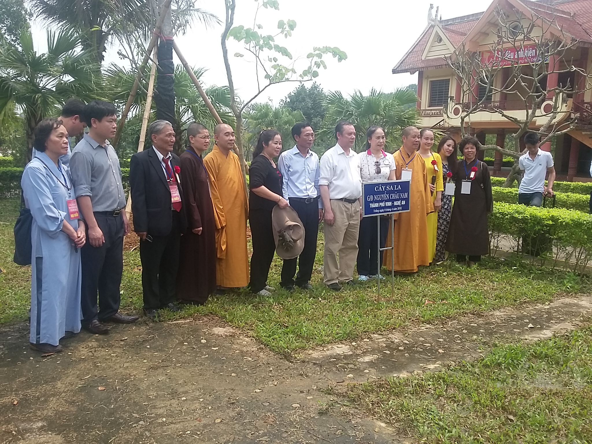 Trồng Cây Sa La Tại Đền Hùng