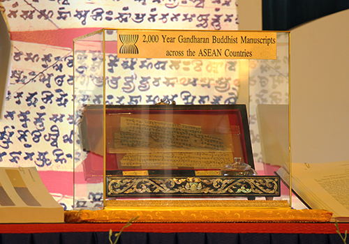 Kinh Phật khắc trên lá 2.000 năm tuổi lần đầu về Việt Nam