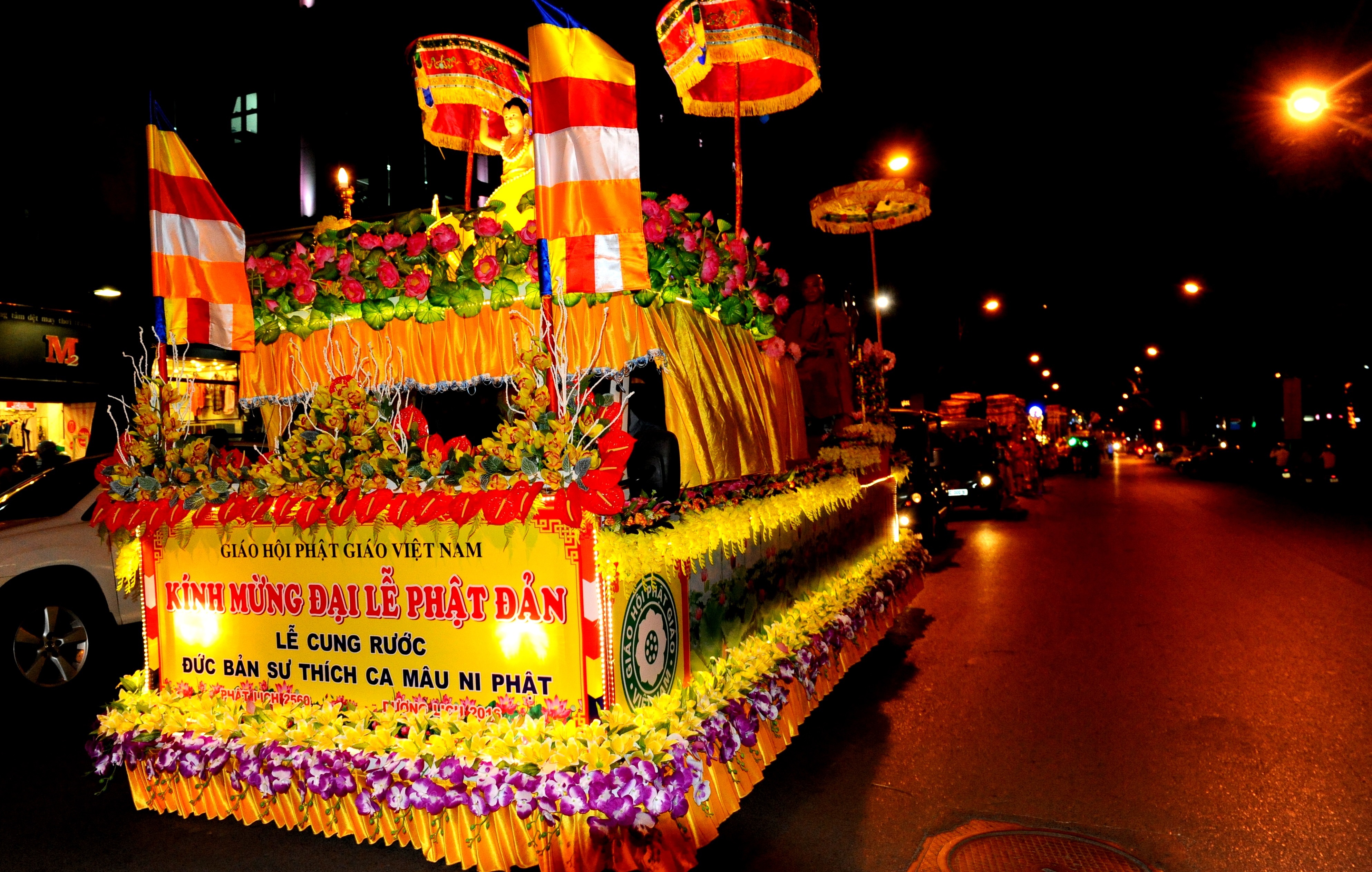 Phóng sự ảnh : Hà Nội Diễu hành xe Hoa Đức Phật Đản sinh,rước Xá Lợi Phật