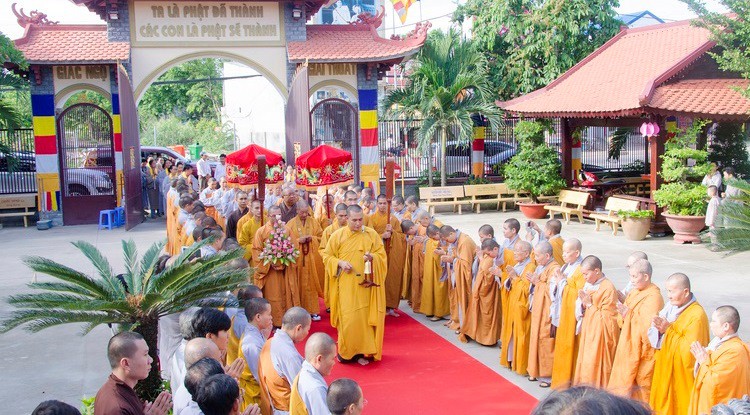 Phật dạy Pháp tu một ngày an lạc-0