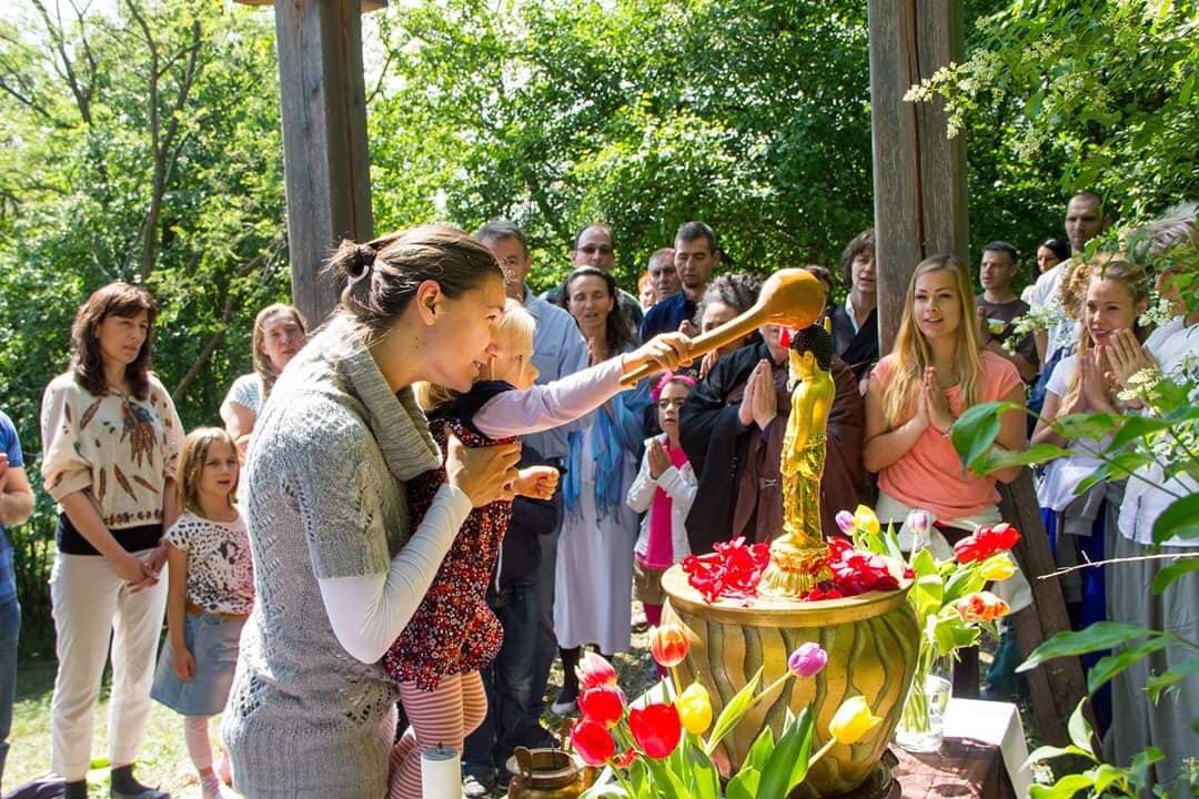 Đừng để Phật giáo u buồn như thế!