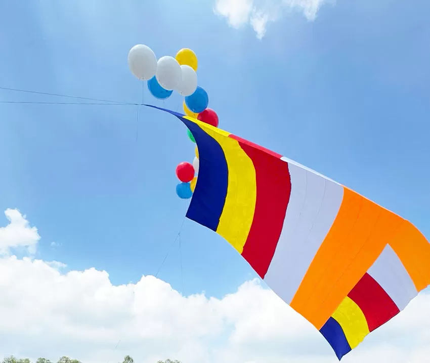 Lá đại kỳ Phật giáo tung bay giữa đất trời Việt Nam: Biểu tượng thiêng liêng của tuệ giác và từ bi trong Đại lễ Vesak 2025 Hồ Chí Minh