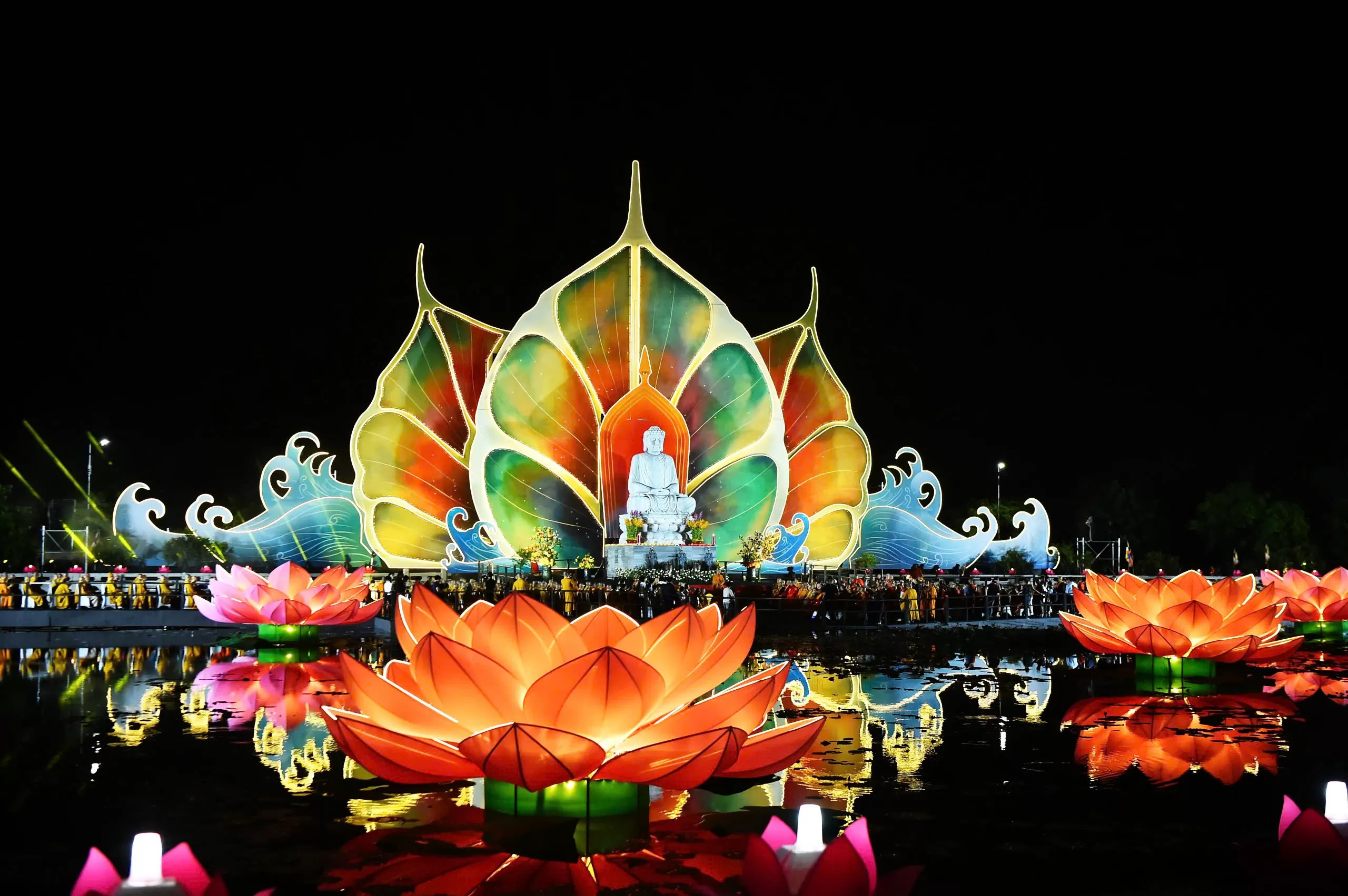 Vesak 2025: Ngàn hoa đăng sáng lên ước nguyện hoà bình cho nhân loại