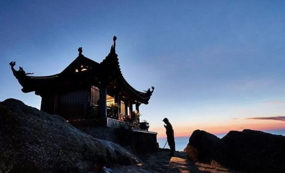 Thơ: Trên đỉnh non thiêng