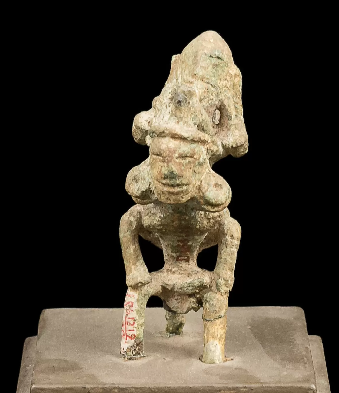 Bảo vật Quốc gia: Tượng hai người cõng nhau thổi kèn