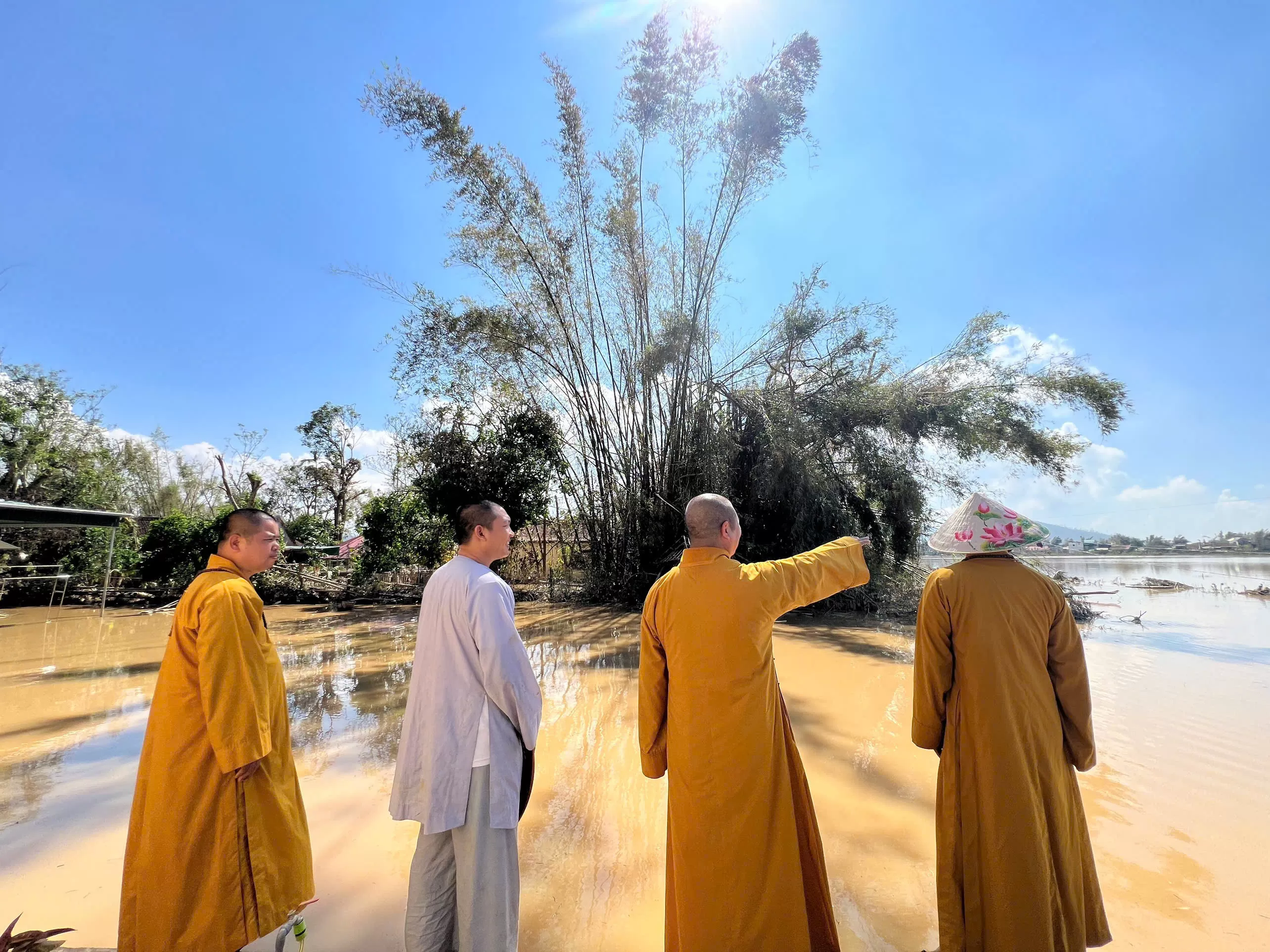 Lãnh đạo Ban Trị sự GHPGVN tỉnh Nghệ An thăm và hỗ trợ các Chùa chịu ảnh hưởng thiên tai, bão lụt