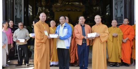  Lào: Trung ương GHPGVN phát 500 phần quà tri ân tại Viêng Chăn
