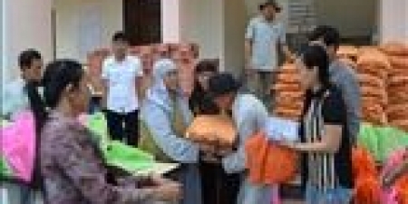 Quảng Nam: Tặng quà từ thiện đến bà con nghèo thị xã Điện Bàn