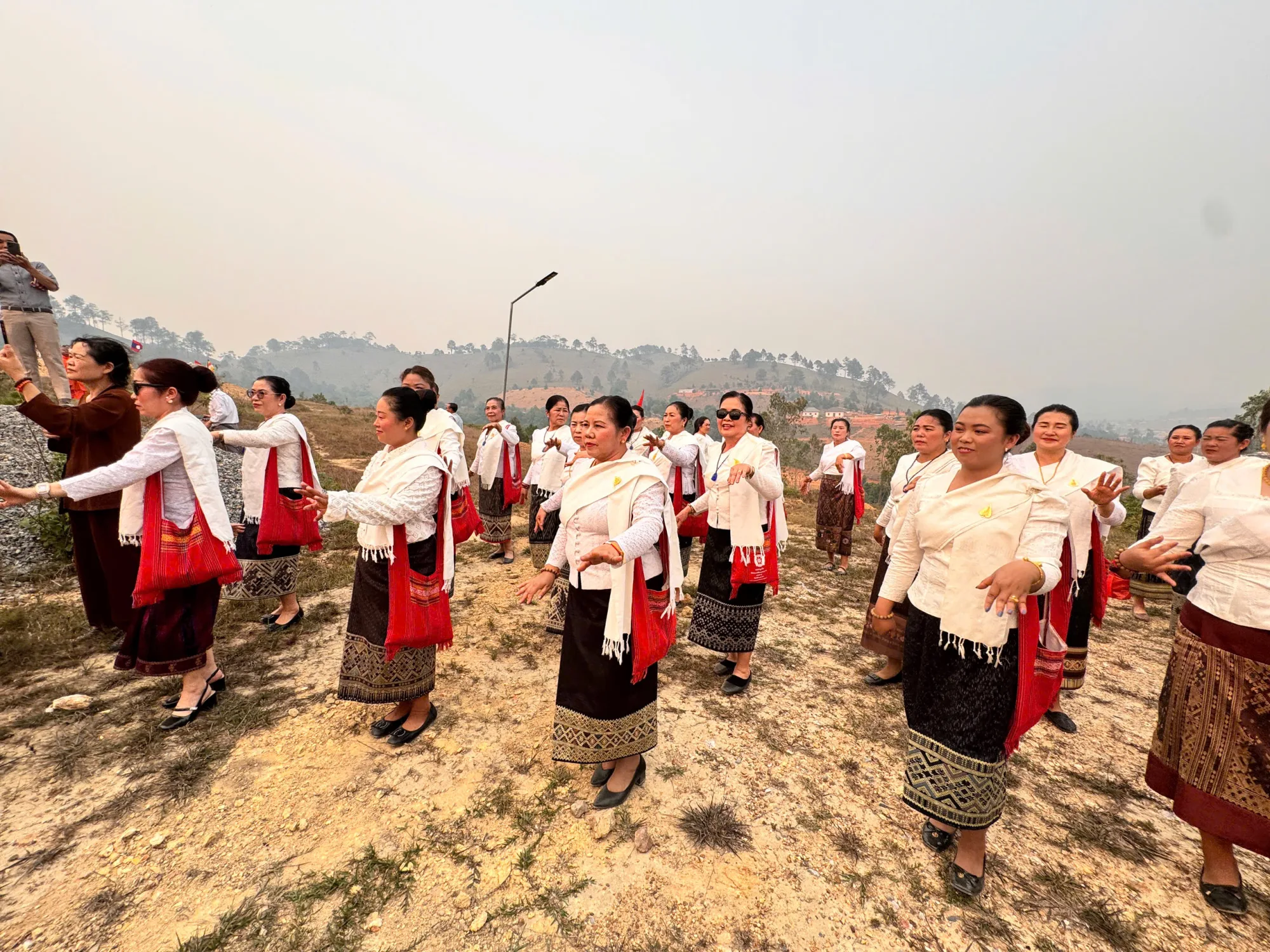 Trang nghiêm Lễ hội Đại đoàn kết tri ân tưởng niệm các Anh hùng Liệt sĩ Lào – Việt Nam tại Chùa Hữu Nghị, tỉnh Xiêng Khoảng (Lào)